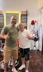 Hassan con un cliente soddisfatto